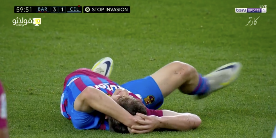 Ronald Araujo yace tendido en el césped después de su fuerte choque de cabezas con Gavi, durante el duelo entre Barcelona y Celta de Vigo.