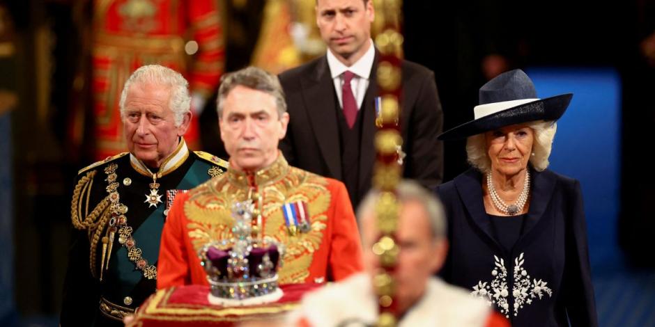 Príncipe Carlos sustituye por primera vez a la reina Isabel en apertura del Parlamento.