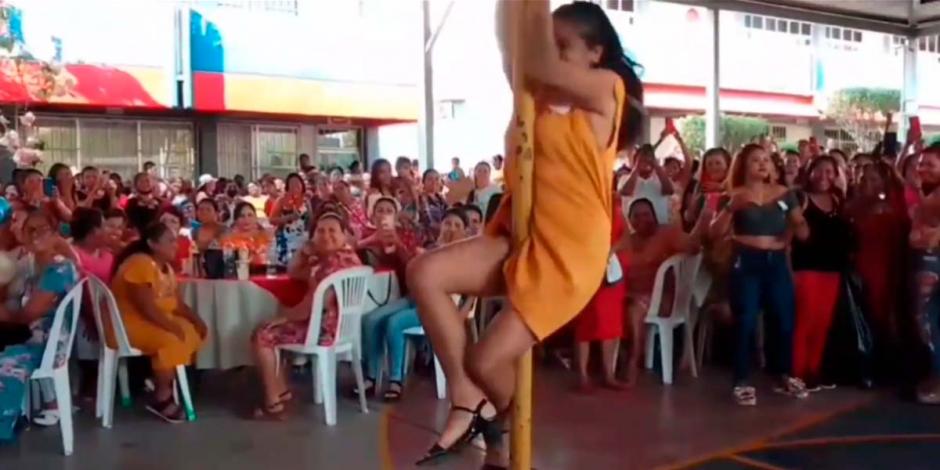 Mujer participando en el table dance improvisado
