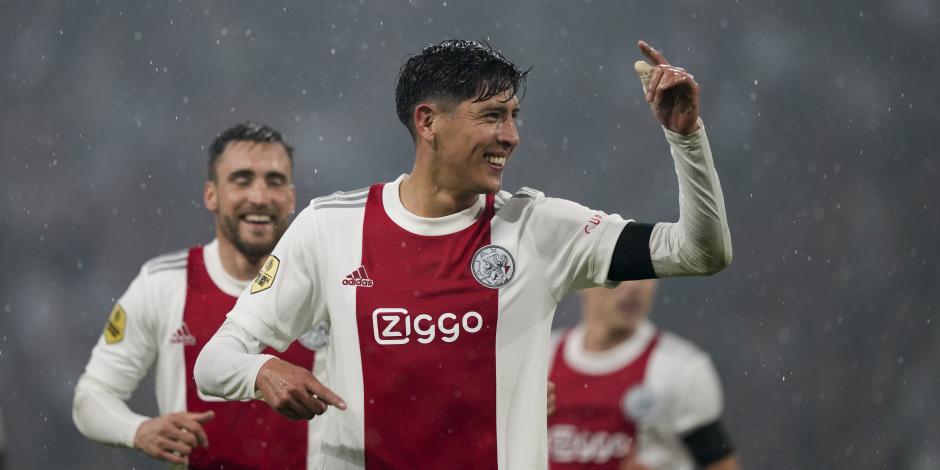 Edson Álvarez festeja el gol que anotó en la goleada del Ajax sobre el SC Heerenveen, en la Jornada 33 de la Eredivisie.