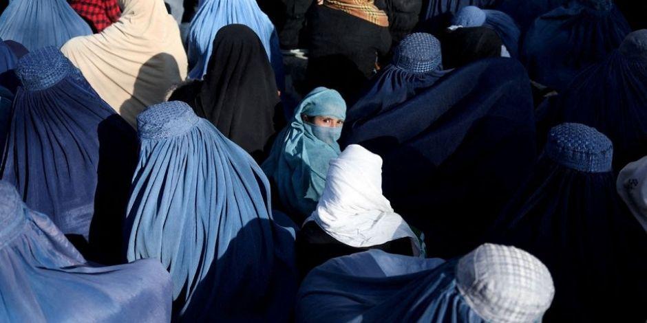 Mujeres afganas utilizan burka en Kabul.