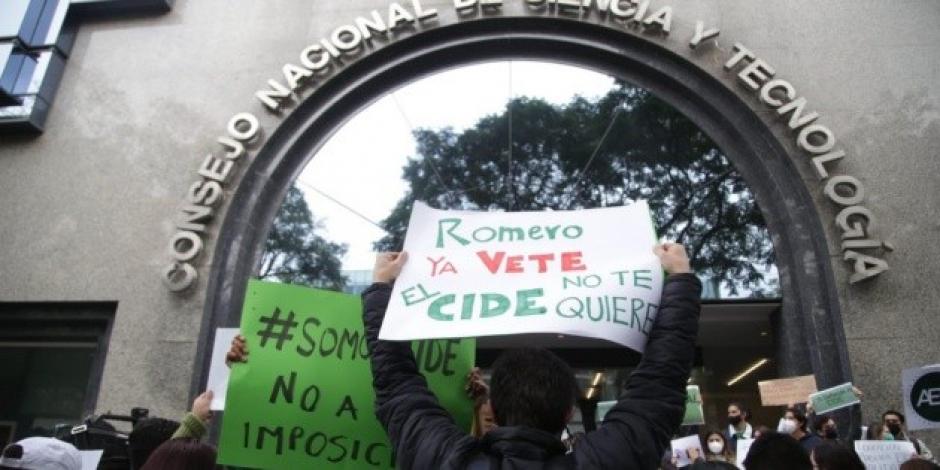 Estudiantes del CIDE protestan.