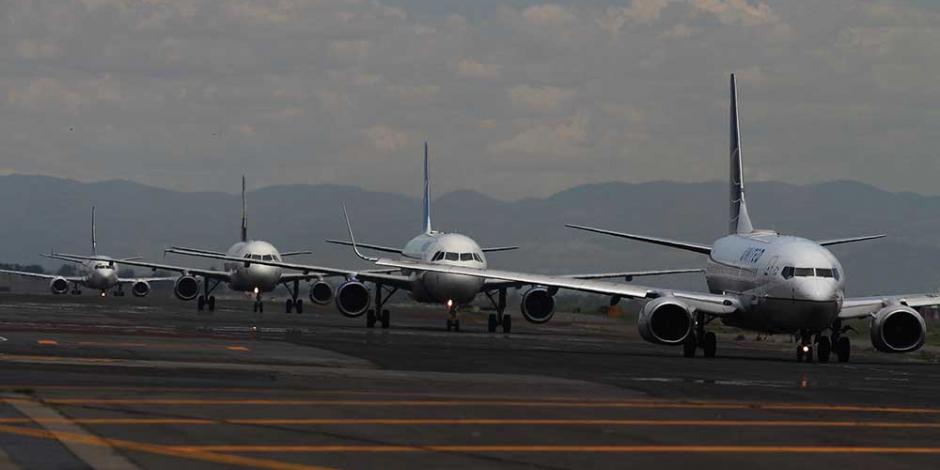 El bache en el AICM atrasó varios vuelos; AMLO señaló que el aeropuerto tiene hundimientos.