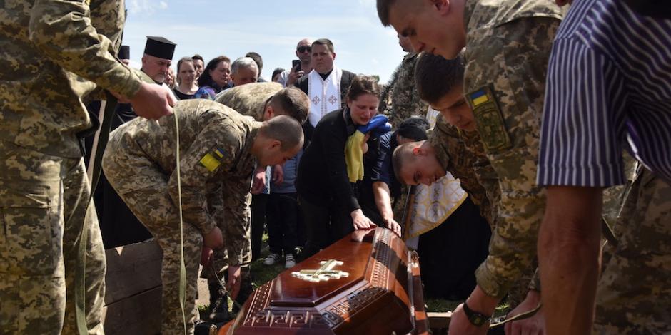 Soldados de Zaporiyia sepultan a uno de sus compañeros en el día 78 de la guerra.