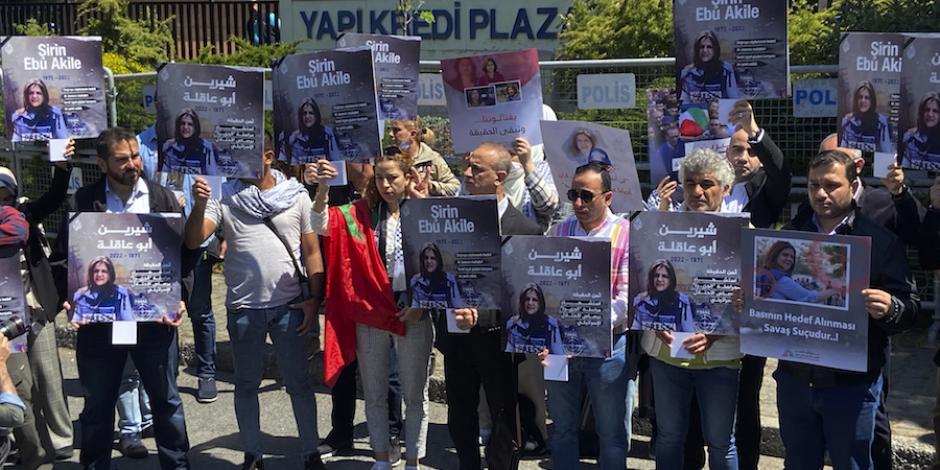 Periodistas denuncian el asesinato de su compañera de Al Jazeera frente al consulado, ayer.
