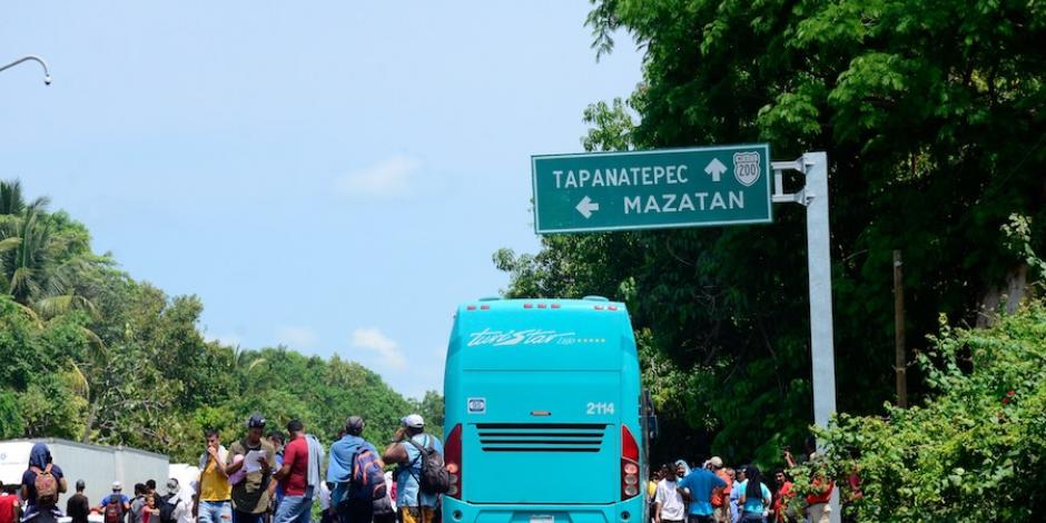 Migrantes bloquearon el 10 de mayo la Carretera Panamericana, en Chiapas, para exigir al INM regularice su situación en el país.