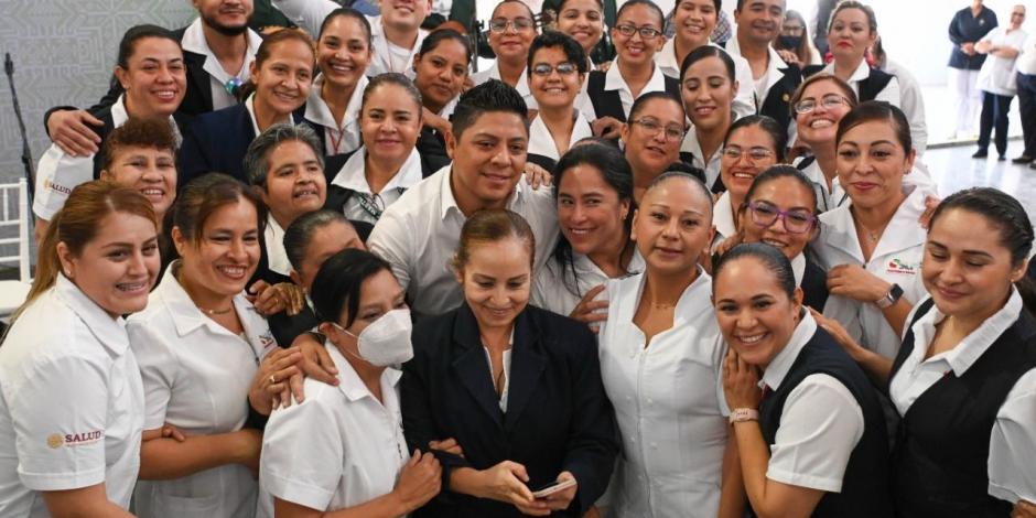 El gobernador Ricardo Gallardo, ayer, al celebrar a enfermeras.