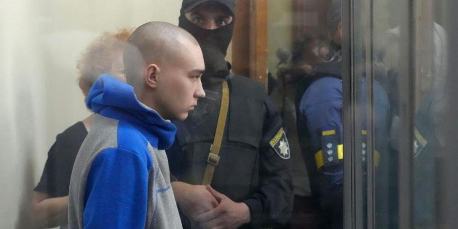 El sargento del ejército ruso, Vadim Shishimarin, detrás de un vidrio durante una audiencia en la corte en Kiev.