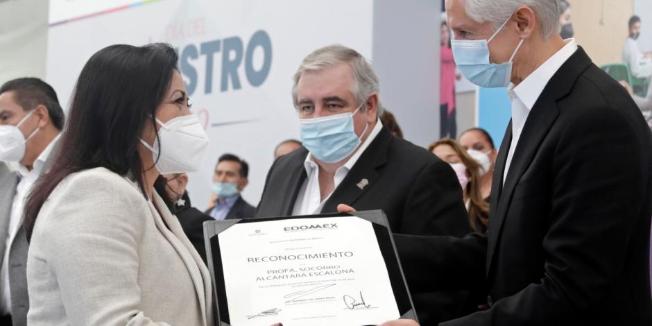 El gobernador Alfredo Del Mazo (der.) entregó ayer reconocimientos a docentes en Metepec.