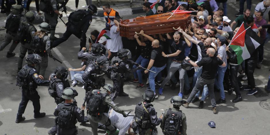 Arremete policía de Israel contra funeral de periodista.