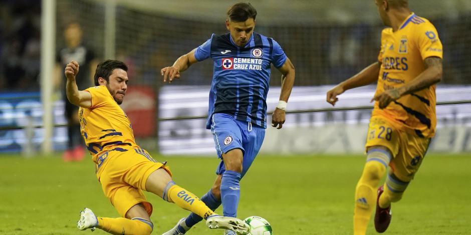 Ángel Romero (Cruz Azul) es presionado por Juan Vigón (Tigres) en los cuartos de final del Clausura 2022 el jueves 12 de mayo.