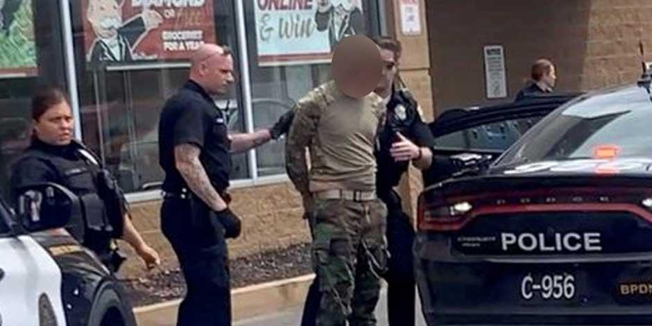 Tiroteo en supermercado de Buffalo deja al menos 10 muertos; en la imagen, un hombre es detenido luego del ataque