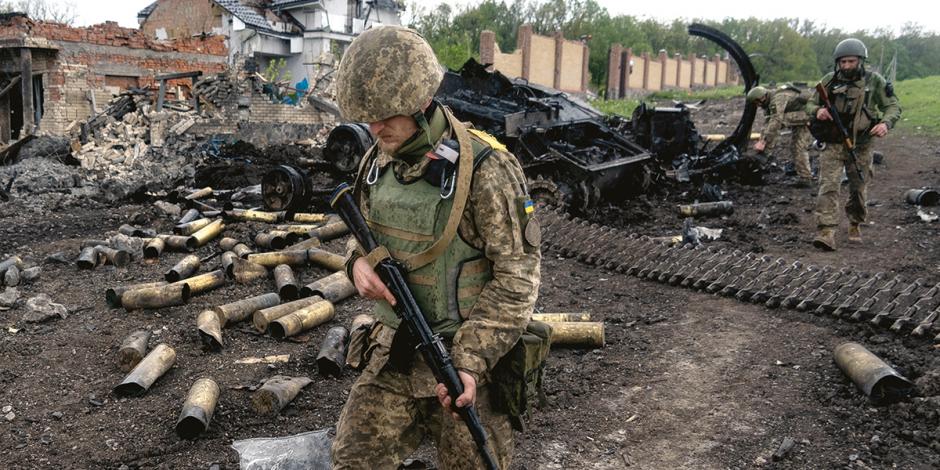 Soldados ucranianos regresan a territorios tomados en Járkov, tras la retirada del invasor, ayer.