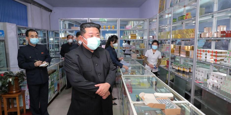Kim Jong-Un, líder de Corea del Norte, en su visita a farmacias de la ciudad de Pyongyang.