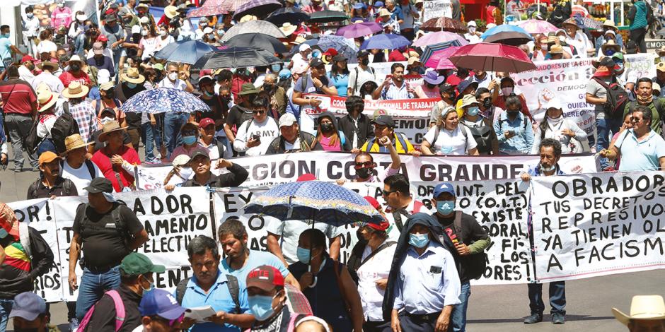 Docentes protestaron para exigir la abolición de la Reforma Educativa, ayer, en la Ciudad de México.