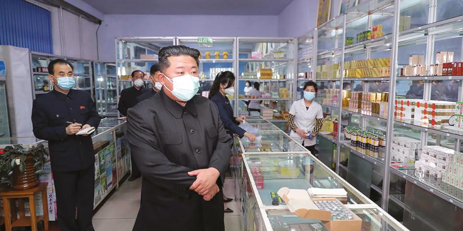 El líder norcoreano, Kim Jong-un, supervisa una farmacia en el país, ayer.