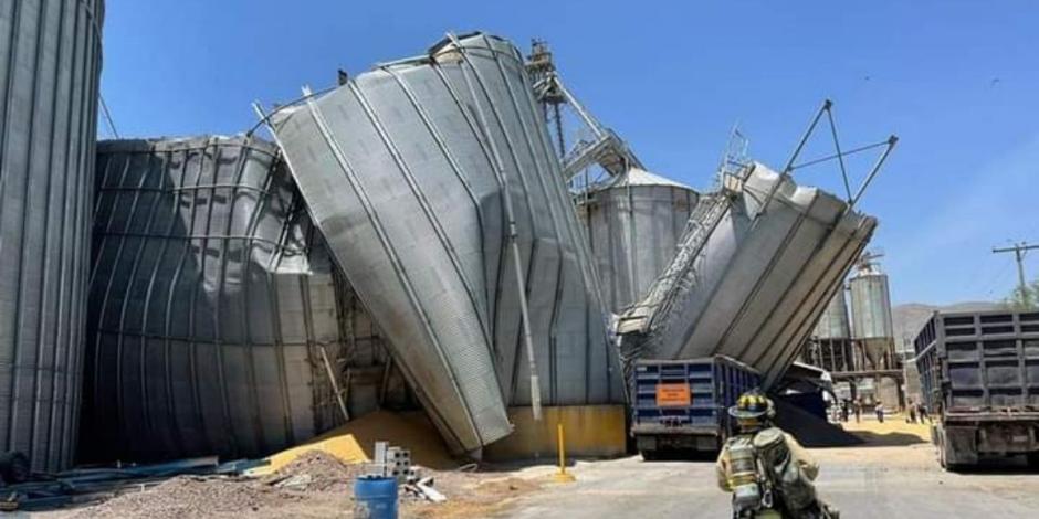 Colapso de 3 silos en empresa de alimentos de Torreón deja 2 heridos y un desparecido