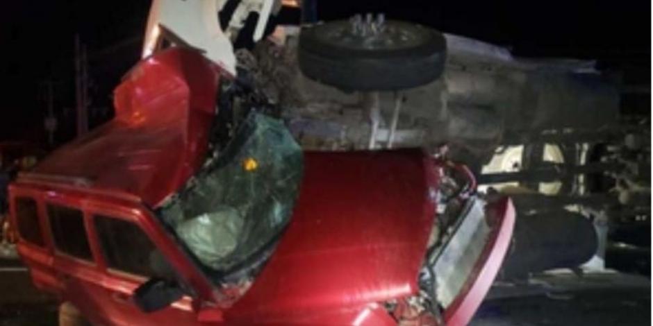 Mueren 6 personas tras choque entre tráiler y camioneta en Coahuila