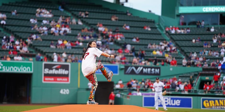 Steve Aoki al momento de su primer lanzamiento en el duelo de la MLB entre Red Sox y Astros en Fenway Park.