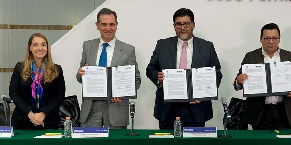 El consejero presidente del INE, Lorenzo Córdova, y el magistrado presidente del TEPJF, Reyes Rodríguez Mondragón, en la firma de un convenio de colaboración académica
