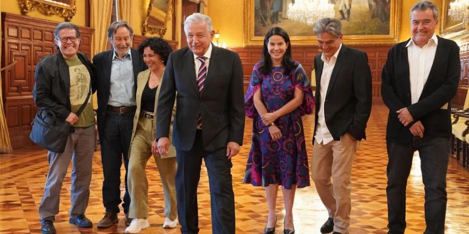 El Presidente Andrés Manuel López Obrador (AMLO) durante su reunión con acotres y actrices en Palacio Nacional.
