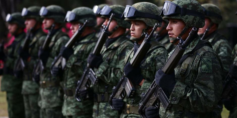 López Obrador dio a conocer que presentaría una iniciativa para que las fuerzas armadas formen parte de la Sedena como una nueva área.