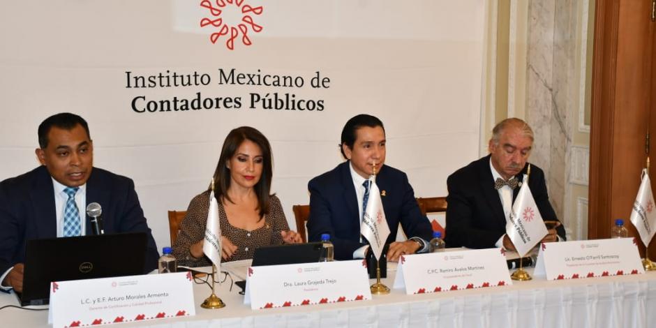 Integrantes del Instituto Mexicano de Contadores Públicos (IMCP) en conferencia de prensa.
