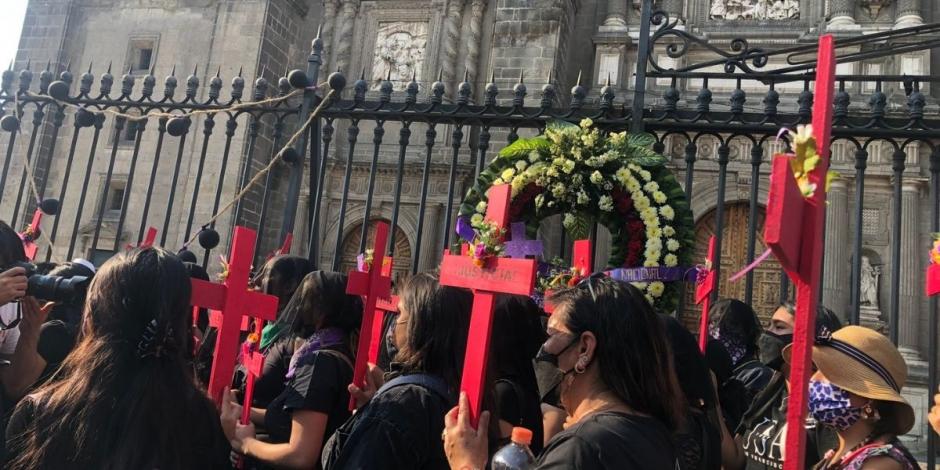 Integrantes de colectivos feministas durante la protesta de este miércoles 18 de mayo en el Zócalo de la CDMX.
