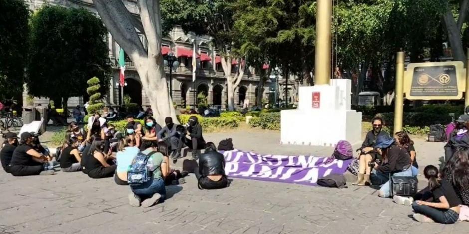Colectivos se manifiestan en Puebla por feminicidio y desapariciones de mujeres.