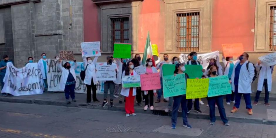Médicos protestan afuera de Palacio Nacional.
