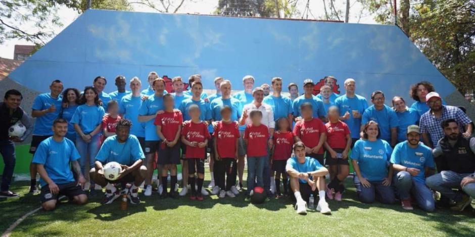El alcalde Mauricio Tabe y los jugadores del Bayer Leverkusen se dieron a la tarea de pintar la cancha de las instalaciones deportivas.