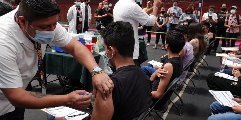 Sin tumultos, la aplicación de la vacuna en la Sala de Armas de Iztacalco, ayer.