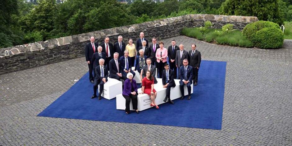 La secretaria del Tesoro de Estados Unidos, Janet Yellen (delante), y los participantes en la cumbre de ministros de Finanzas del G7 organizada por el ministro alemán, Christian Lindner, en Petersberg, cerca de Bonn, Alemania, el 19 de mayo de 2022