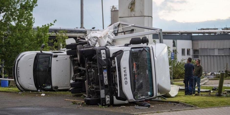 Dos camiones volcados después de la tormenta en Paderborn, Alemania este viernes.