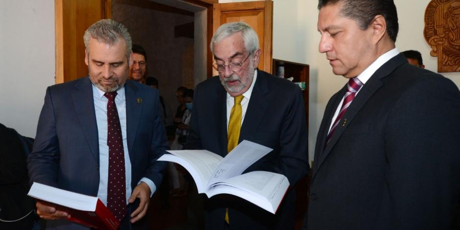 Enrique Graue pidió mejorar la distribución de médicos en el país, durante gira de trabajo por Michoacán, lo acompañaron el gobernador Alfredo Ramírez Bedolla y Raúl Cárdenas, rector de la Universidad Michoacana.