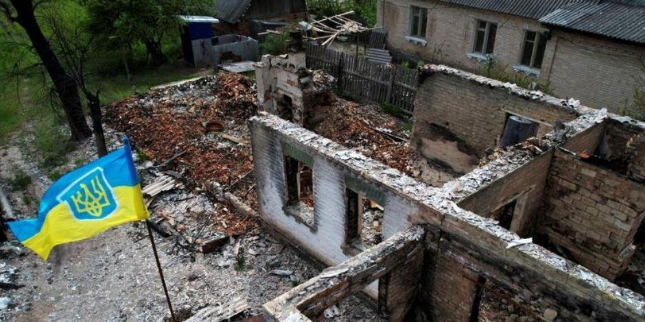 Una casa de la aldea destruida de Moshchun, en medio de la invasión de Rusia.
