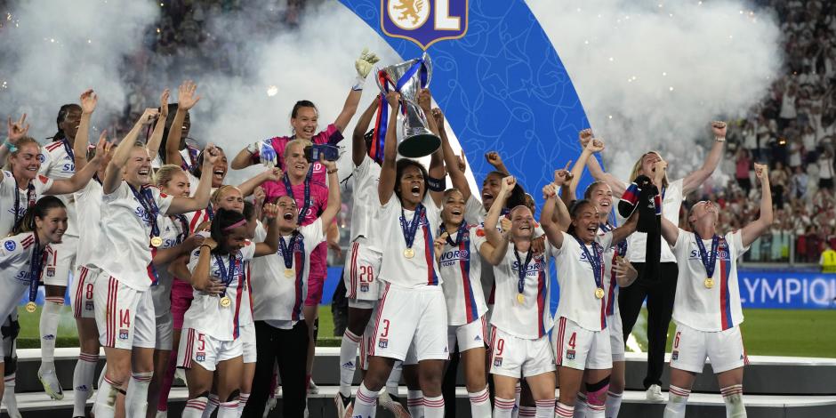 Futbolistas del Lyon festejan con el trofeo que las acreditas como monarcas de la Champions League Femenil.