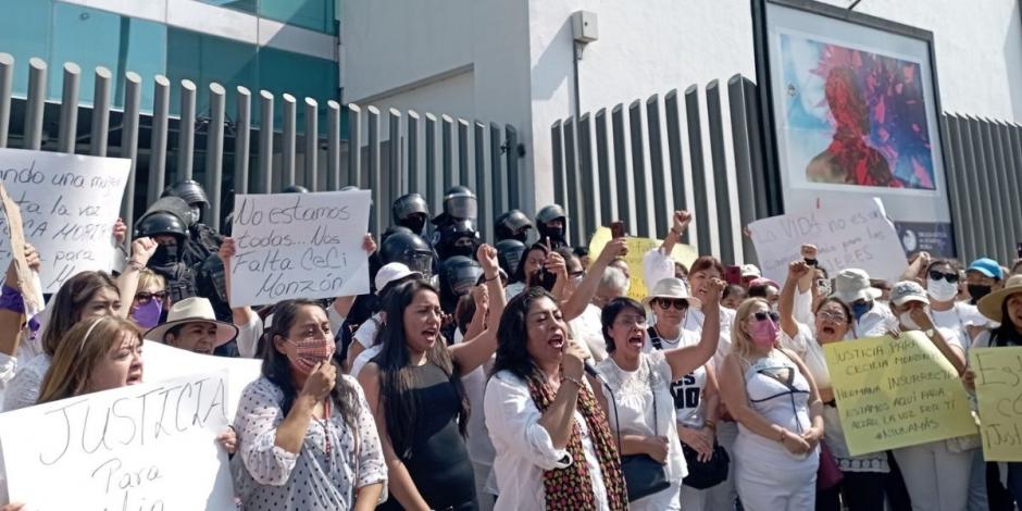 Feministas se manifiestan en Fiscalía de Puebla; exigen justicia por asesinato de Cecilia Monzón.