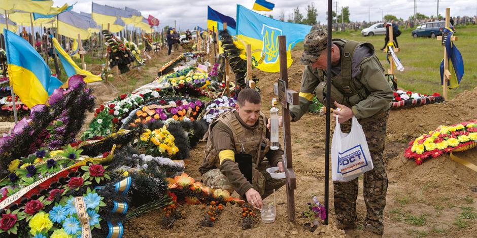 Defensores ucranianos visitan las tumbas de algunos de sus compañeros muertos en combate, ayer, en la región de Járkov.