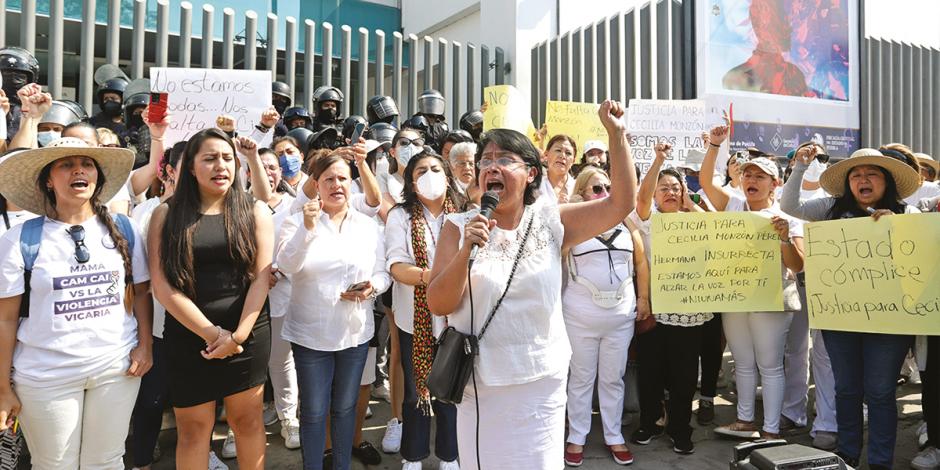 Grupos feministas se reunieron en la Fiscalía General de Puebla, para exigir justicia por el homicidio de Cecilia Monzón, ayer.