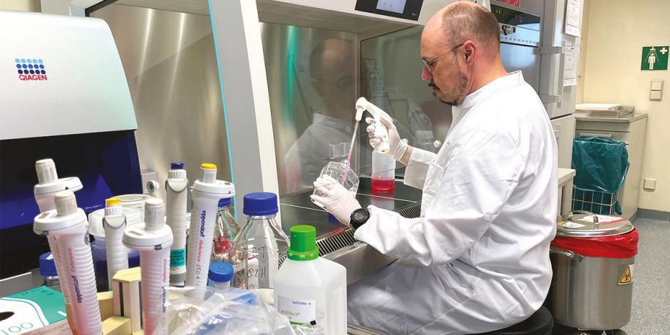 Personal de microbiología analiza la prueba de un paciente sospechoso, en Alemania, la semana pasada.