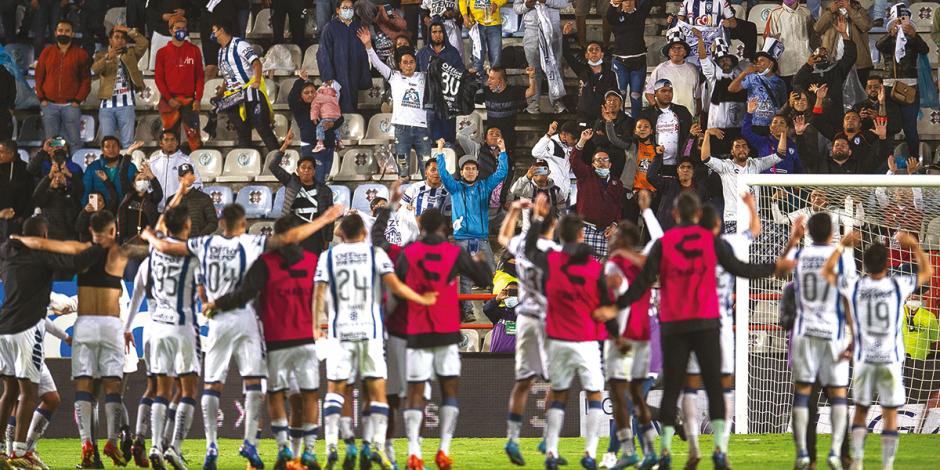 Futbolistas del Pachuca celebran con su afición el pase a la final.