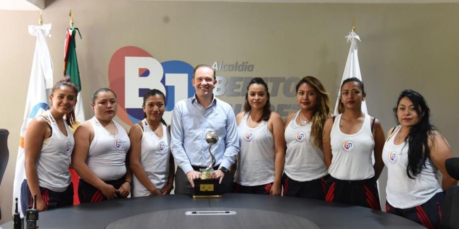 El alcalde Santiago Taboada con las ganadoras.