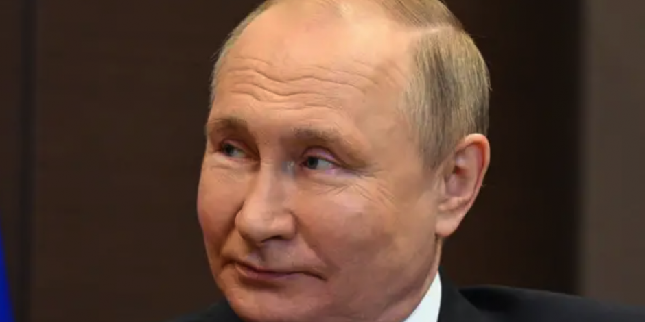 El presidente de Rusia en sus apariciones en televisión tiene que apoyarse de unos papeles con letras de tamaño grande para poder leer.