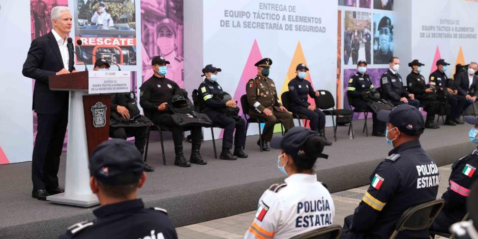 Alfredo Del Mazo entrega equipo táctico a policías