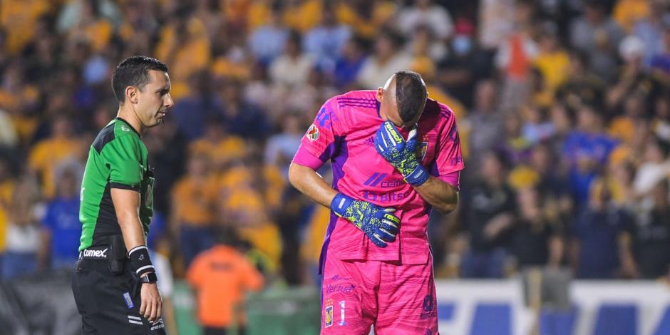 Nahuel Guzmán, portero de Tigres, se lamenta por el penati marcado en contra de los felinos en la semifinal de vuelta contra el Atlas, el pasado 21 de mayo.