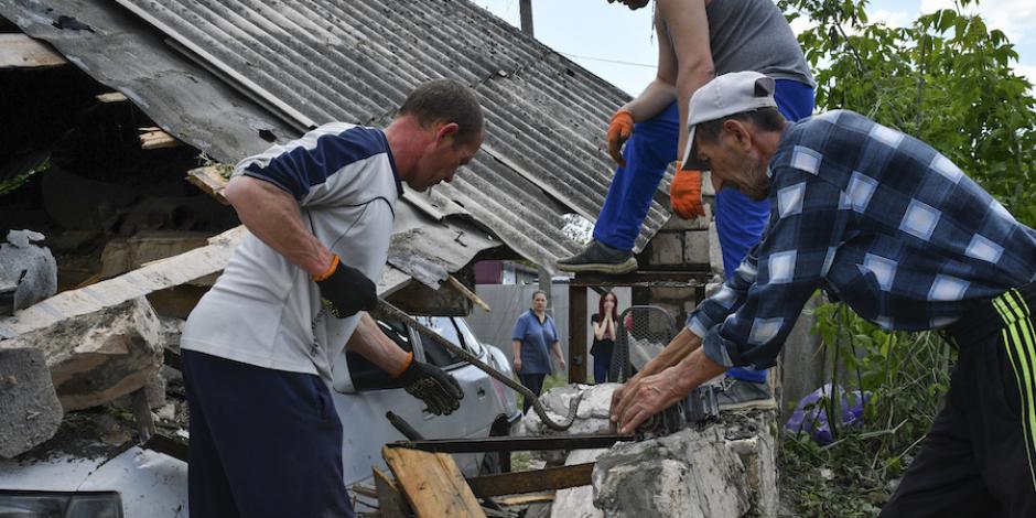 Desplazados remueven escombros de una casa destruida en Kramatorsk, ayer.