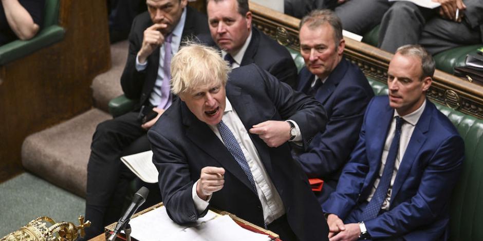 El primer ministro británico se defiende energéticamente ante el Parlamento, ayer.