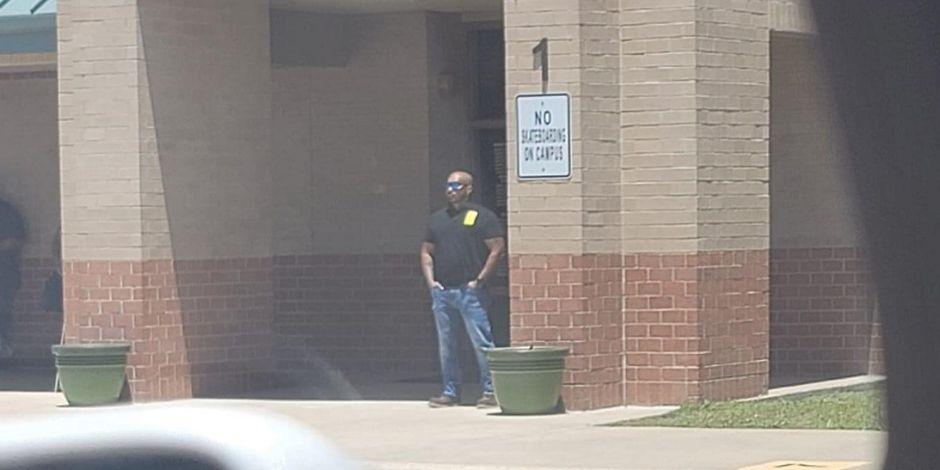 Papá se ofrece para vigilar escuela en Texas.