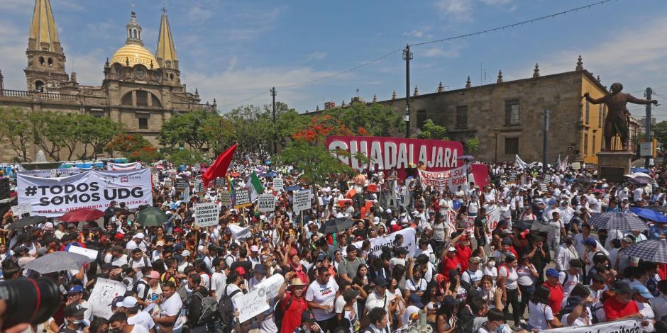Multitudinaria, la manifestación realizada en Guadalajara por la comunidad de la casa de estudios estatal, ayer.